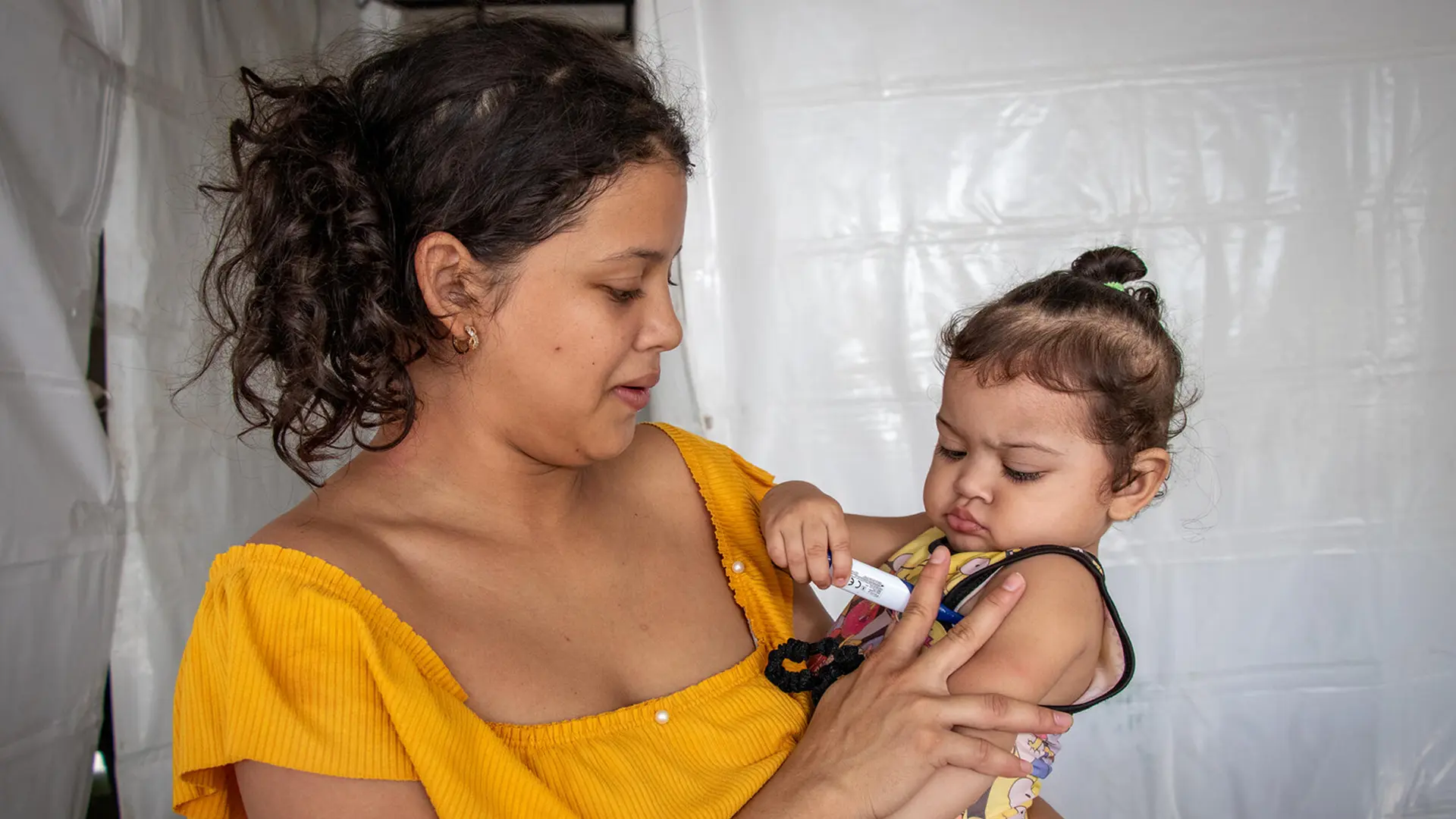 Osbely (20 años) y su hija Tatiana (1) migraron desde Venezuela a Colombia a finales de 2024. Aún no están registradas en el país por lo que no pueden acceder al sistema de salud colombiano y solo han recibido atención en salud en clínicas móviles de organizaciones como MSF.