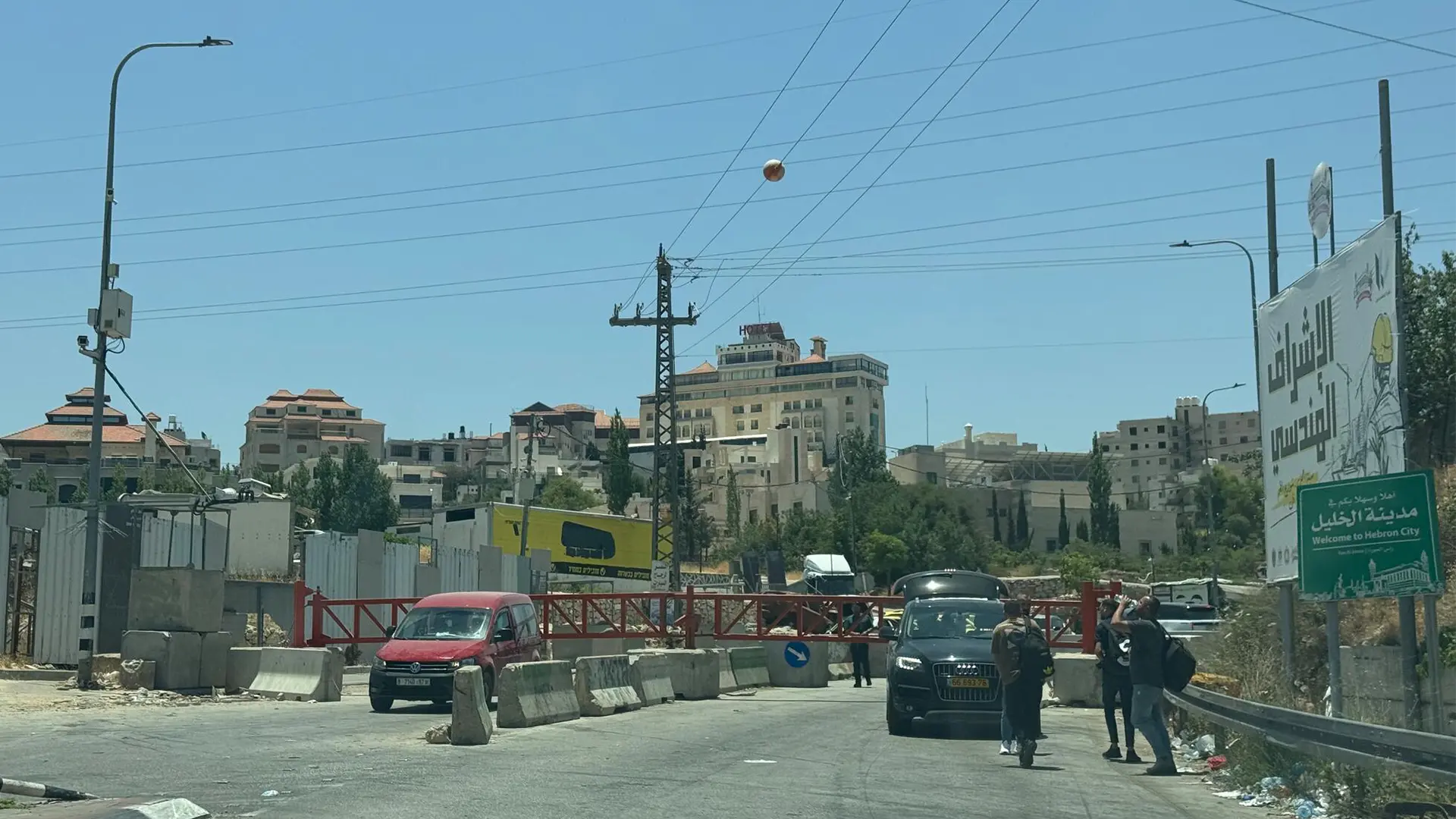 El 14 de junio, palestinos esperaban en la puerta israelí cerrada que bloqueaba una carretera principal de acceso a Hebrón.