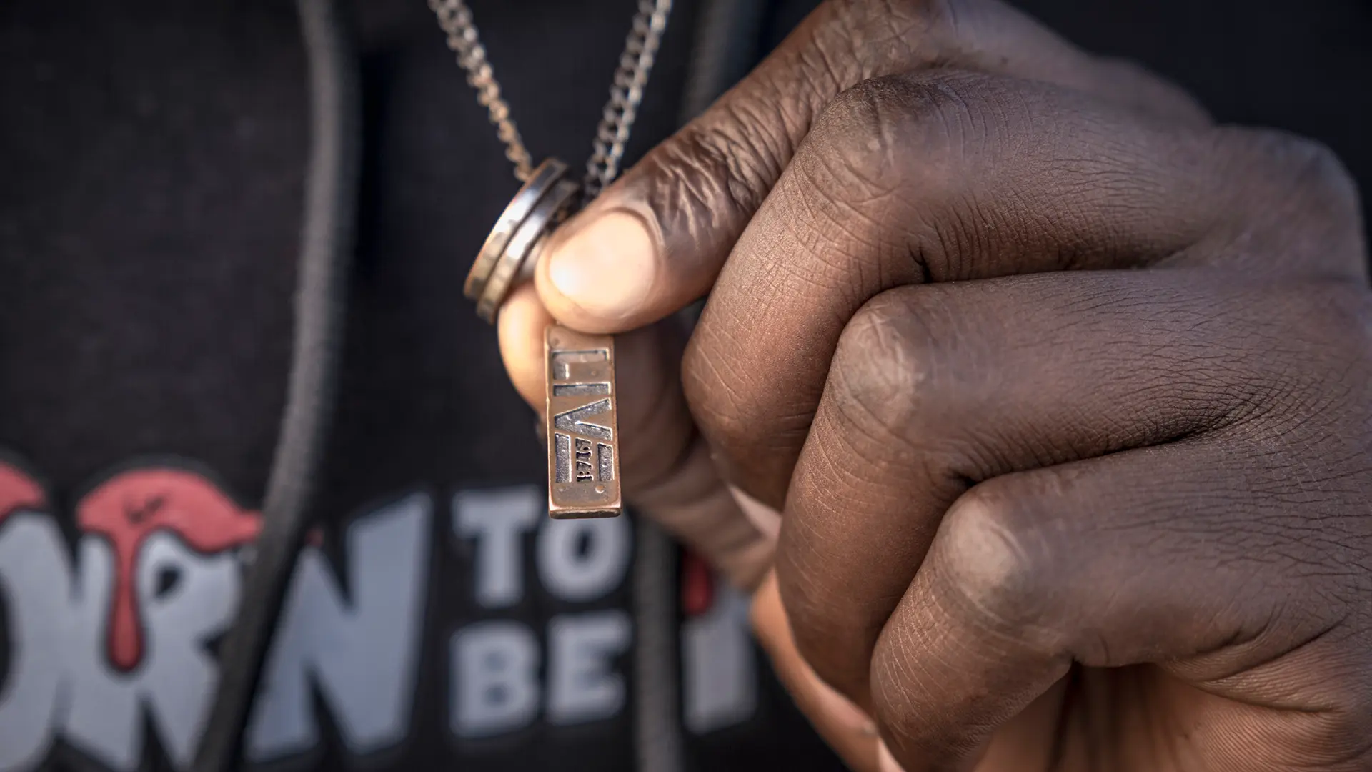 Kalifa, llegó a Italia al borde de la muerte, después de un viaje que lo llevó de Gambia a Senegal, Mali, Argelia y finalmente Libia.