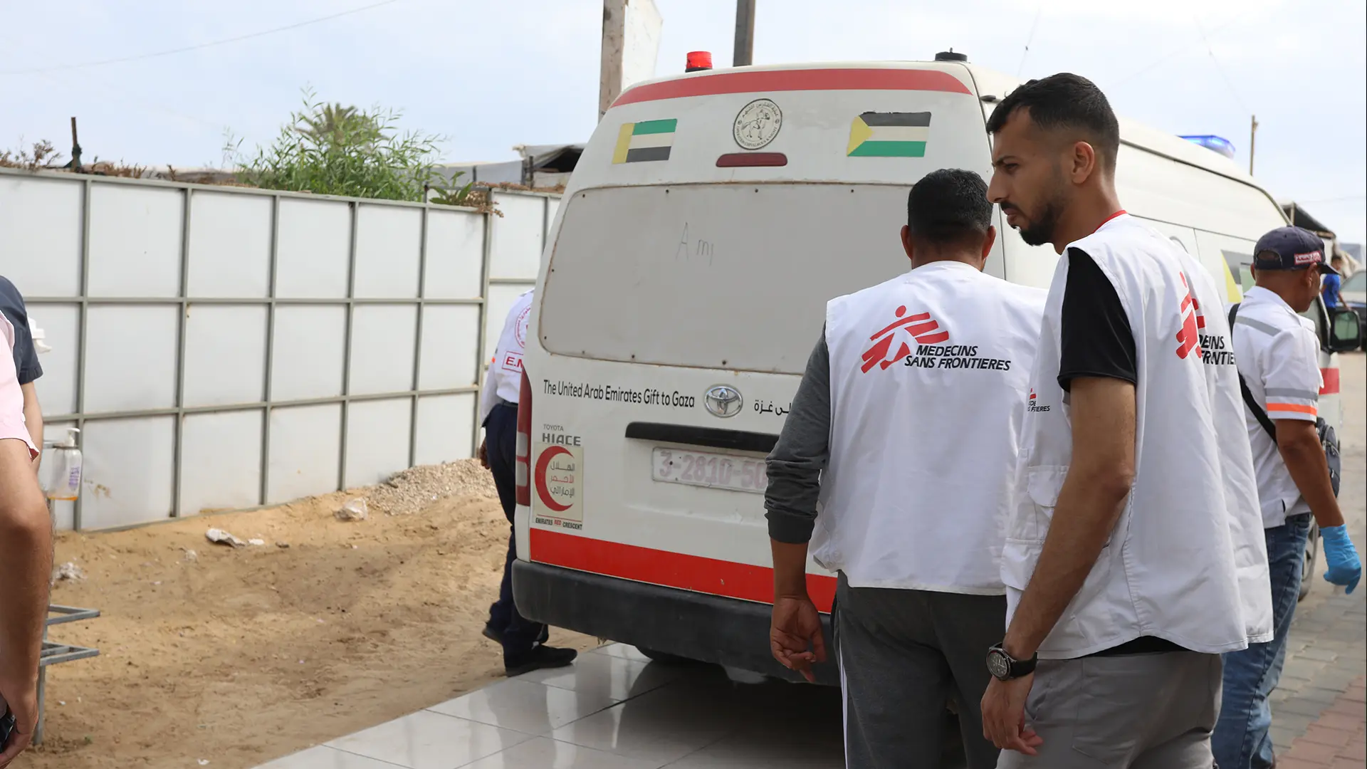 Equipos de MSF trasladan los cuerpos de pacientes declarados muertos a su llegada tras recibir disparos en los sitios de distribución de ayuda de Estados Unidos e Israel.