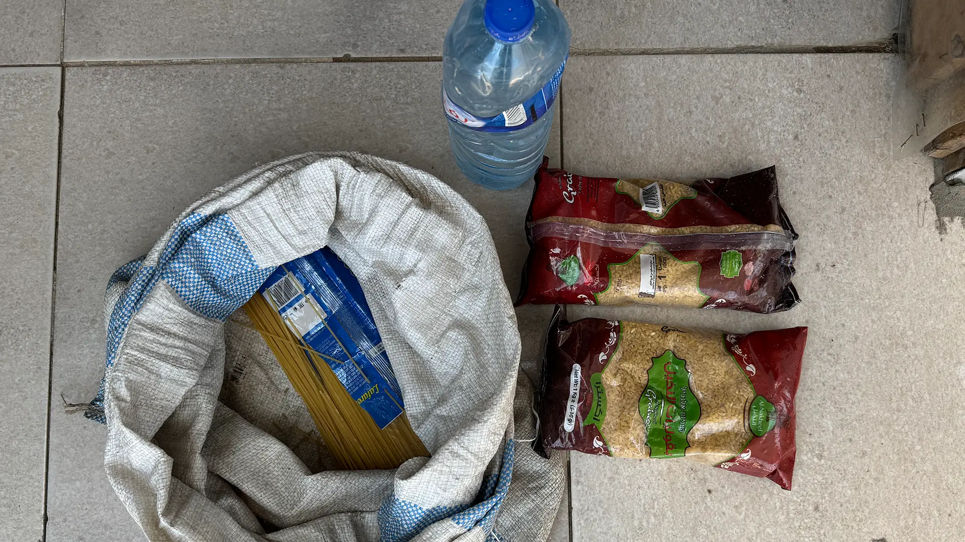 Fadi, quien recibe tratamiento por heridas en el hospital de campaña de MSF en Deir Al Balah.