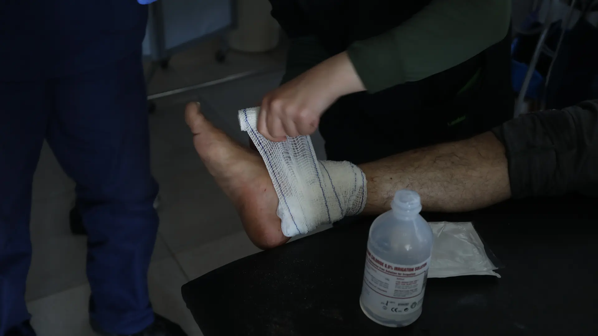 Personal de MSF en el centro de atención primaria de salud de Mawasi atiende a pacientes con heridas de bala procedentes de los centros de distribución de ayuda israelí estadounidense.