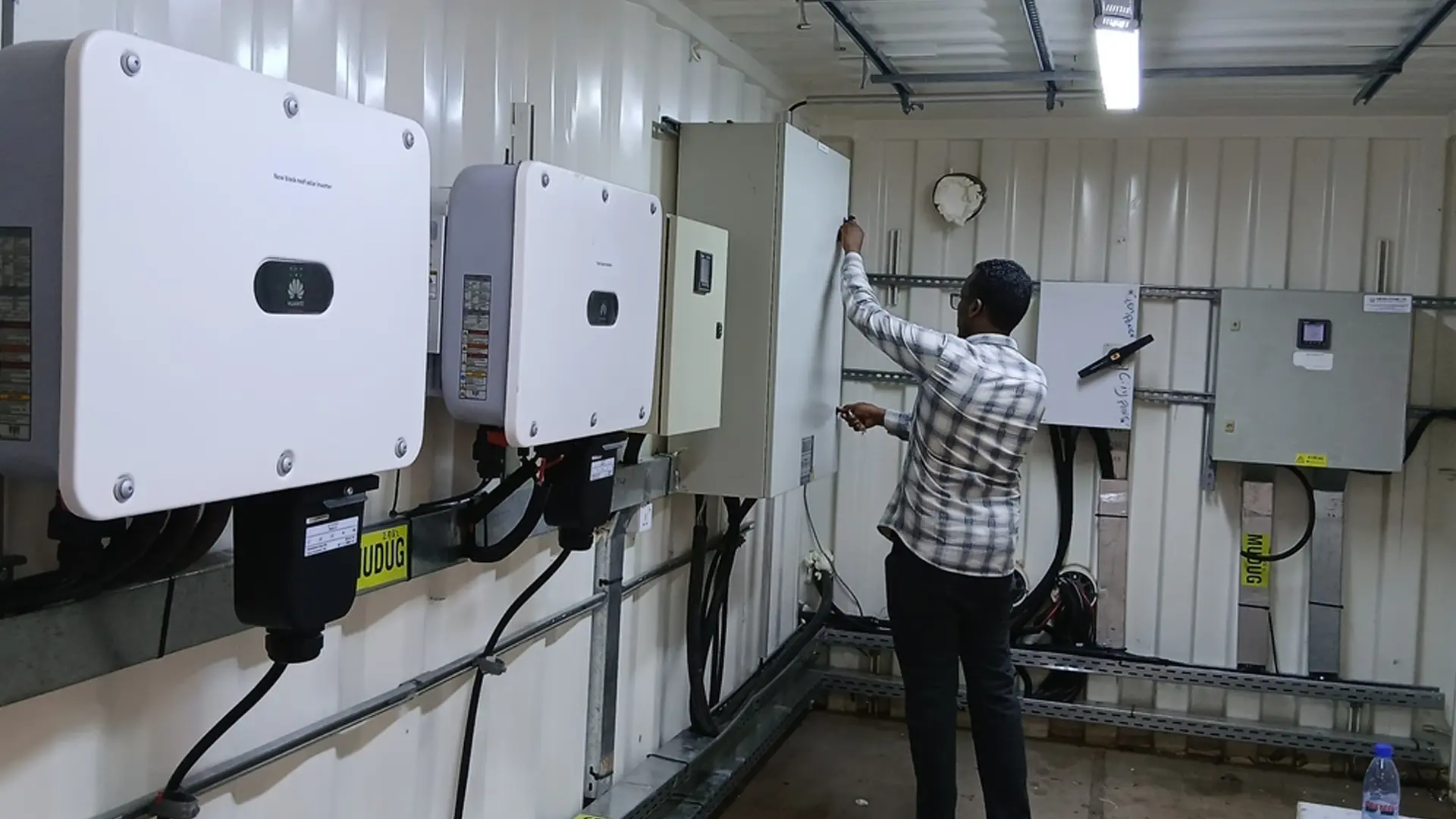 Un electricista de MSF inspecciona el sistema solar fotovoltaico (FV) recién instalado en el Hospital Regional de Mudug en Galkayo, Somalia.