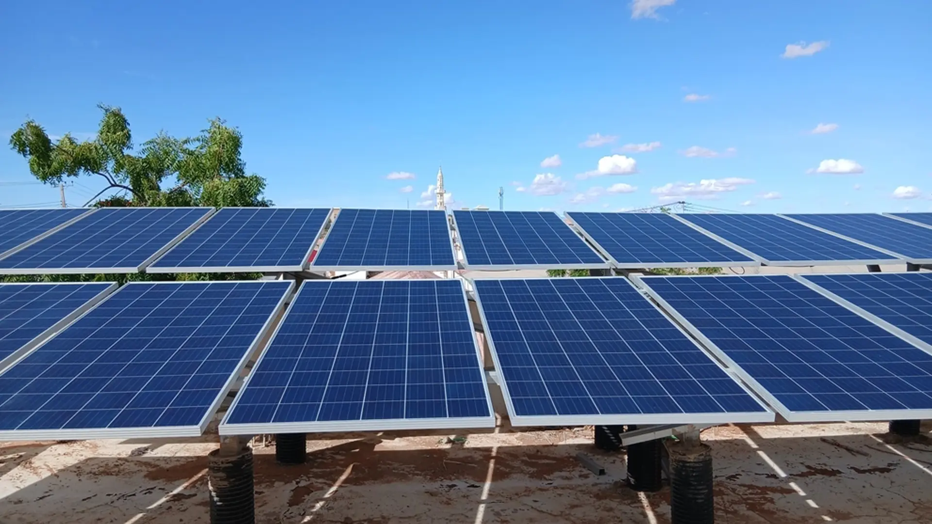 Paneles solares recién instalados en la azotea del Hospital Regional de Mudug en Galkayo, como parte de la Iniciativa verde de MSF.