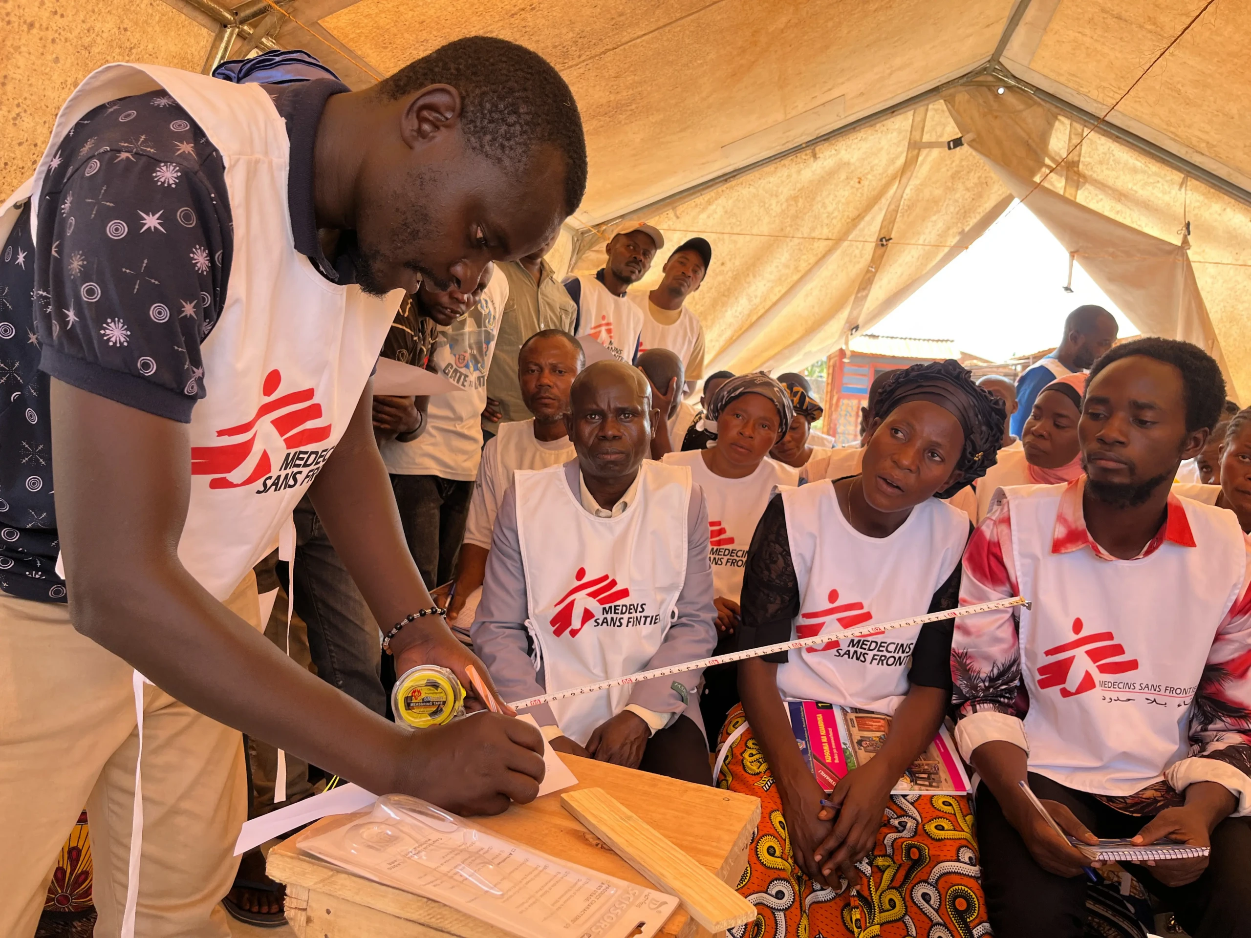 Los equipos están entrenados en materia de sistemas para repeler mosquitos. © Dorine Niyungeko/MSF