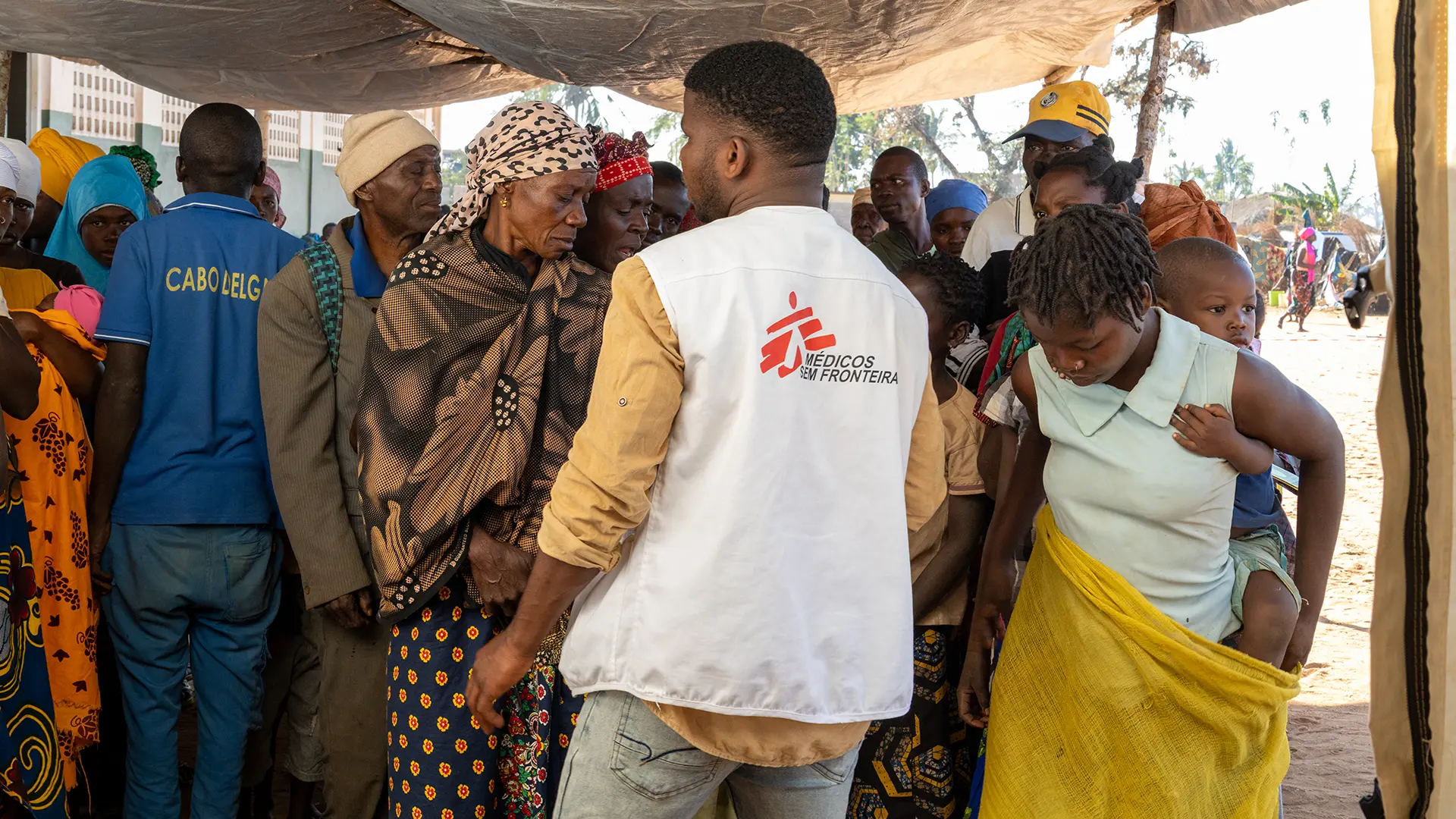 Andre Marcos, promotor de salud de MSF, organiza la zona de espera en el centro de reasentamiento temporal de Micone, en la localidad de Chiure, al sur de la provincia de Cabo Delgado.