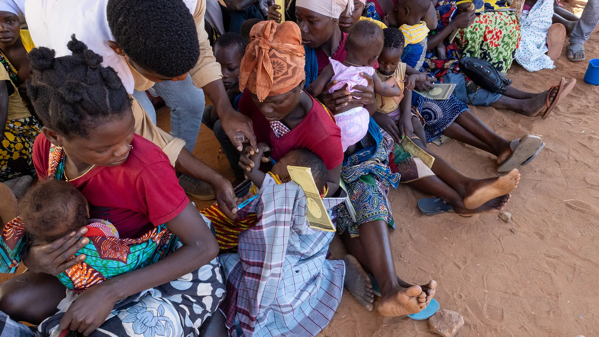 Andre Marcos, promotor de salud de MSF, ayuda en el triaje de niños en la sala de espera del centro de reasentamiento temporal de Micone, en la ciudad de Chiure, al sur de Cabo Delgado.