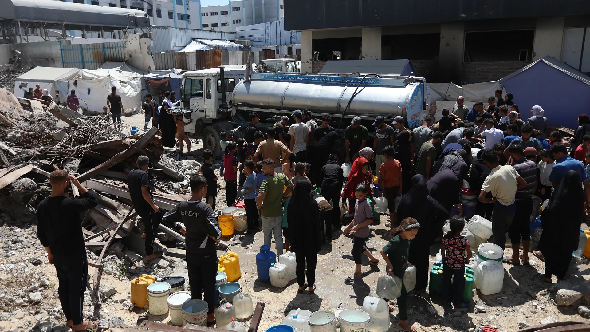 Un camión cisterna de MSF proporciona una fuente crucial de agua potable. Gaza, Palestina, julio de 2025.