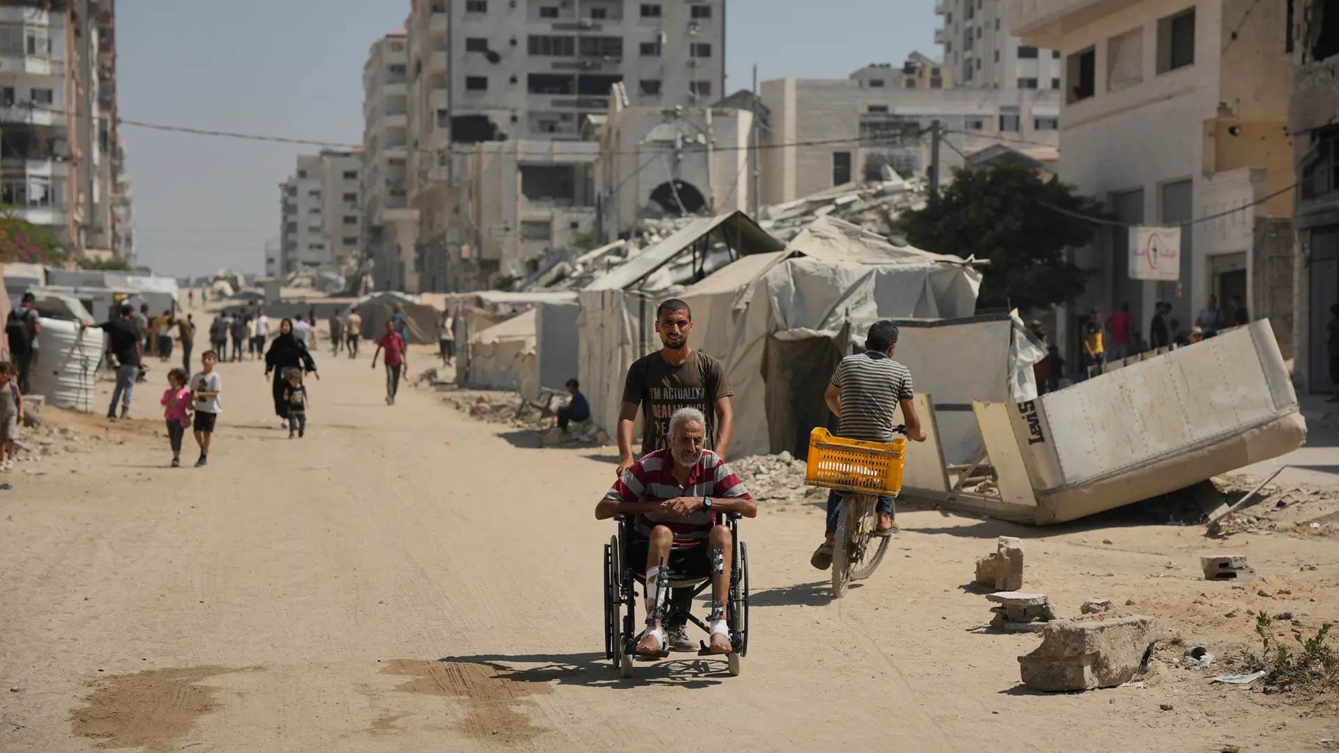 Esto se trata de desplazamiento forzado, para incrementar nuestro sufrimiento y ejercer prsión sobre nosotros como civiles comunes. Tengo derecho a vivir en un lugar que sea al menos algo.