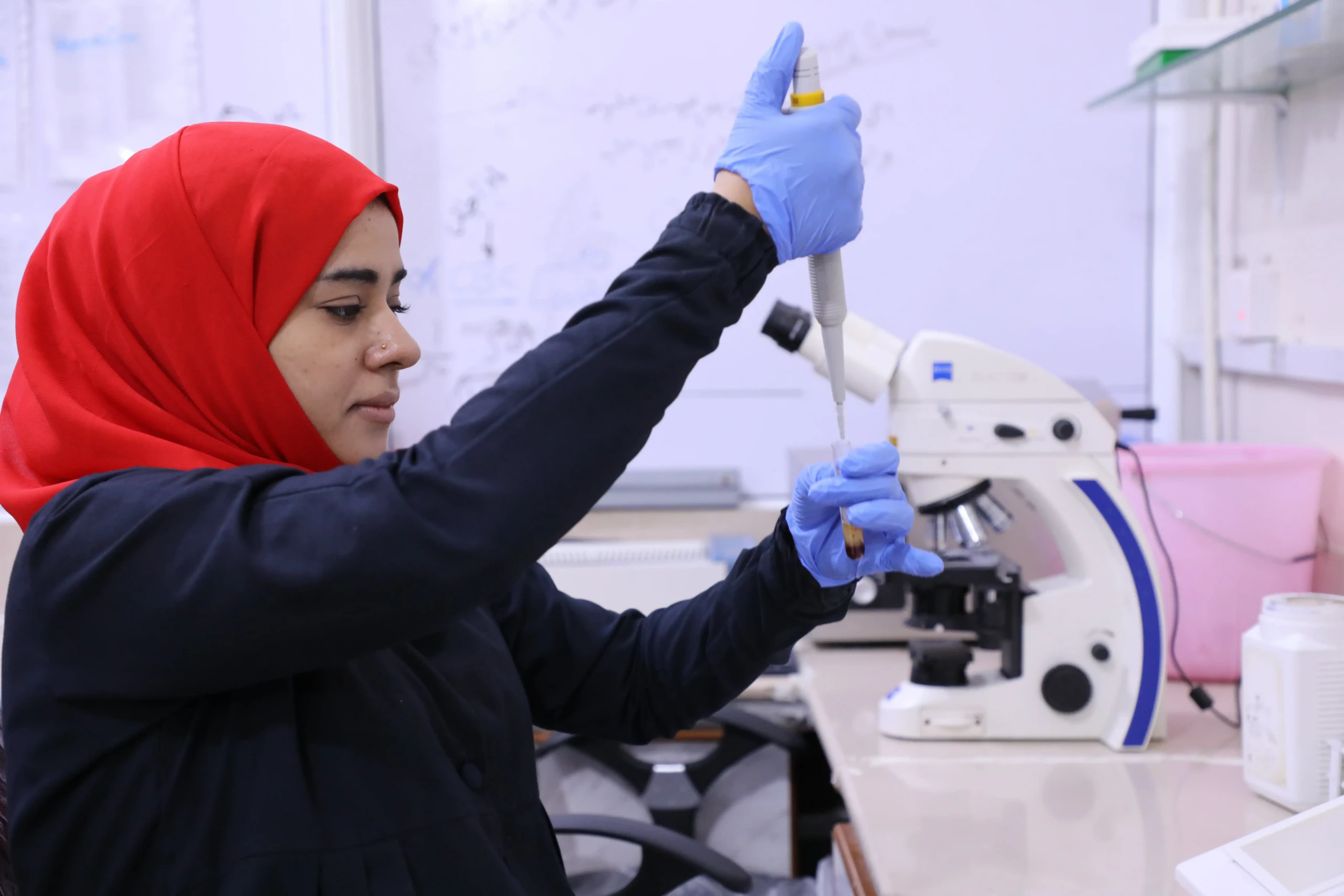 La técnico de laboratorio Islah Abdul Razzaq analiza una muestra de un paciente en el hospital materno infantil de MSF en Houban.