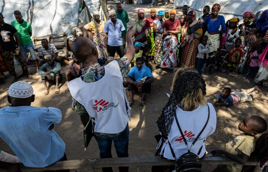 Dos promotores de salud de MSF hablan con la gente del barrio de Pandique, en Mocímboa da Praia, norte de Mozambique.