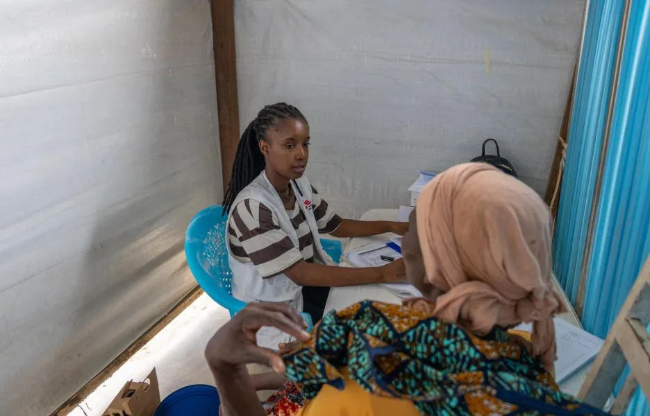 Selma Felix, técnica médica de MSF, en el centro de salud de Nanduadua, en Mocímboa da Praia, al norte de Mozambique.