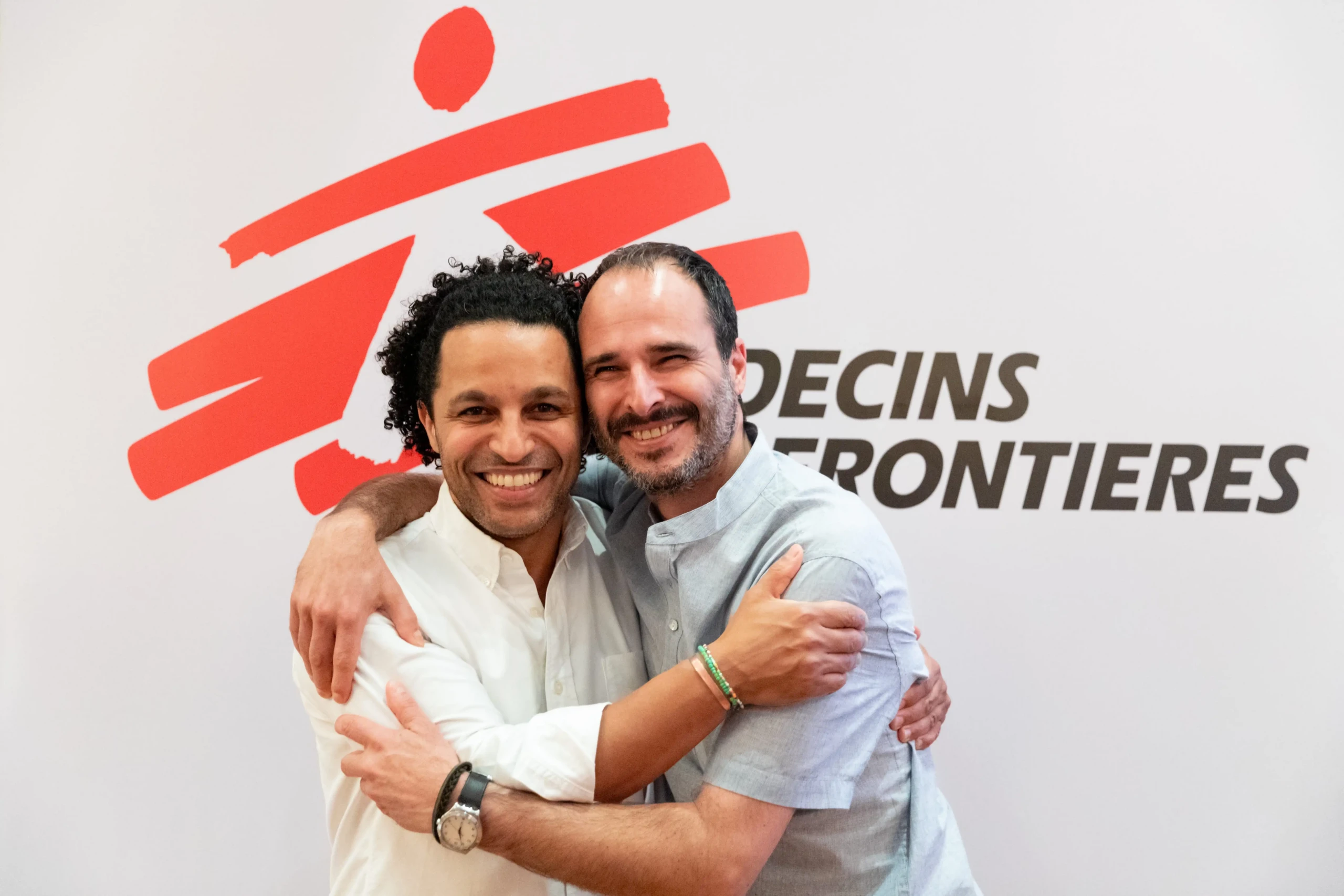 El Dr. Javid Abdelmoneim, nuevo presidente internacional de Médicos Sin Fronteras, con Christos Christou, presidente saliente de MSF.