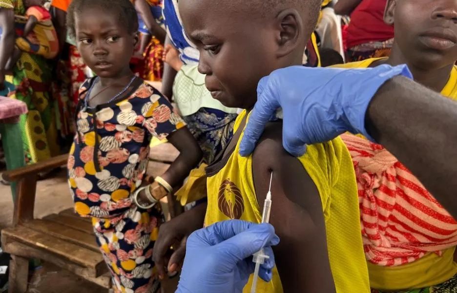 Un enfermero administra una vacuna a un niño pequeño en Mala durante la campaña de vacunación rutinaria y de recuperación de MSF dirigida a niños Un enfermero administra una vacuna a un niño pequeño en Mala durante la campaña de vacunación rutinaria y de recuperación de MSF dirigida a niños de 0 a 5 años. © Amadou Barazé/MSF