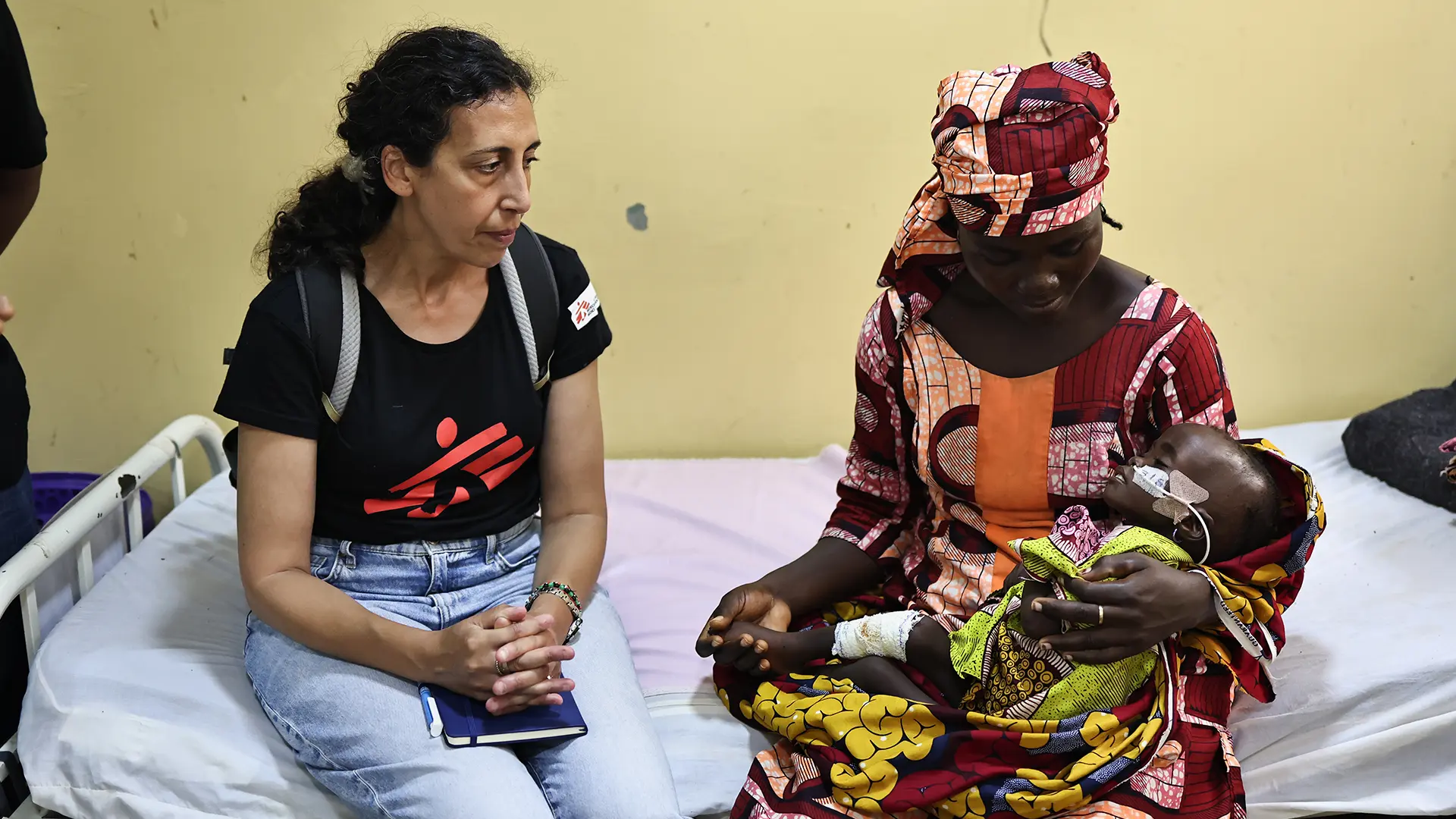 Katrin Kisswani, junto a Rukayya y su hija Hamida, de 21 meses, en el Centro de Alimentación Terapéutica para Pacientes Internados Sir Yahaya, en el estado de Kebbi, Nigeria. © Abba Adamu Musa/MSF