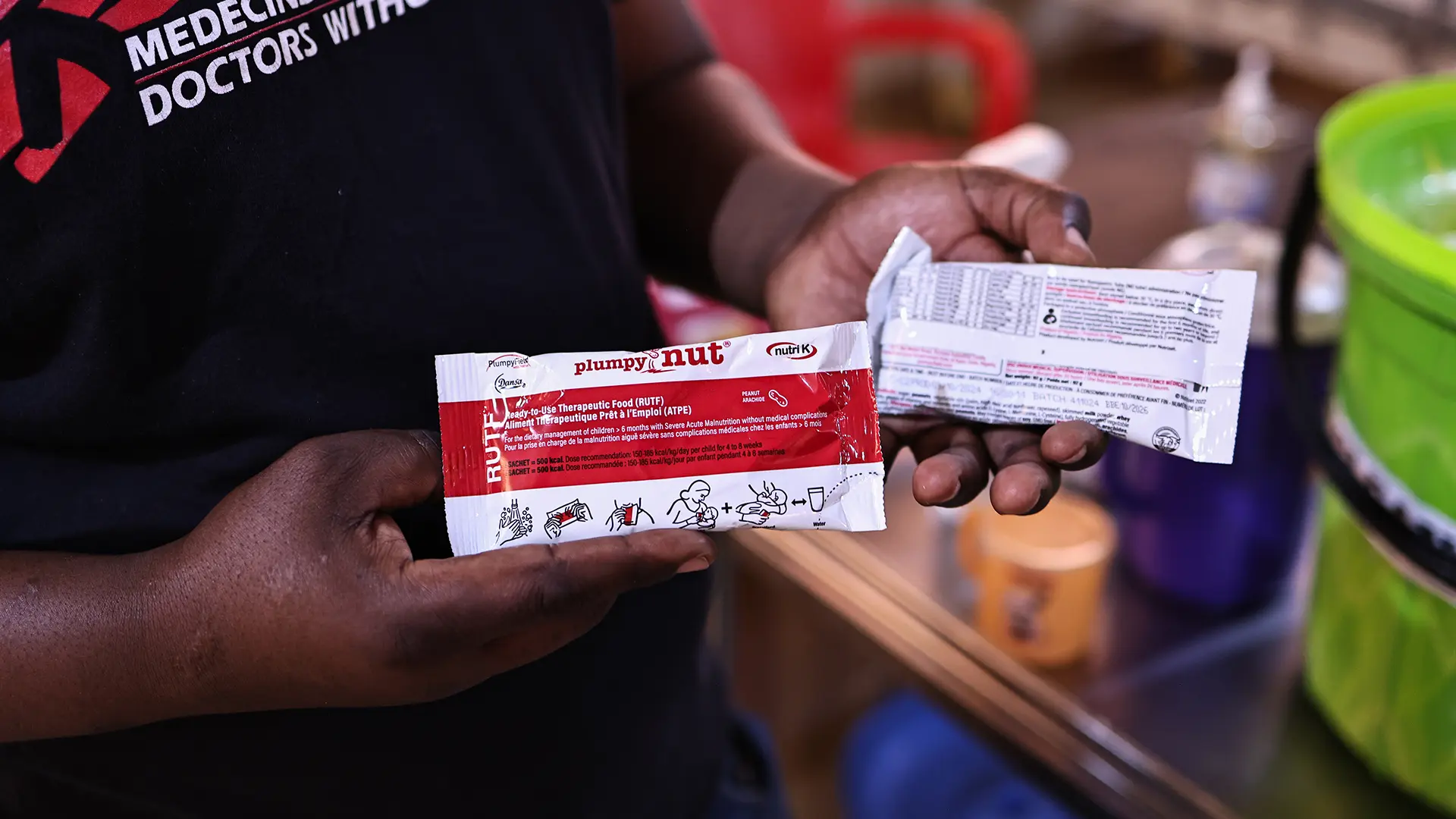 Un miembro de MSF sostiene sobres de plumpy nut utilizados en el tratamiento de niños y niñas con desnutrición. Estado de Kebbi, Nigeria.