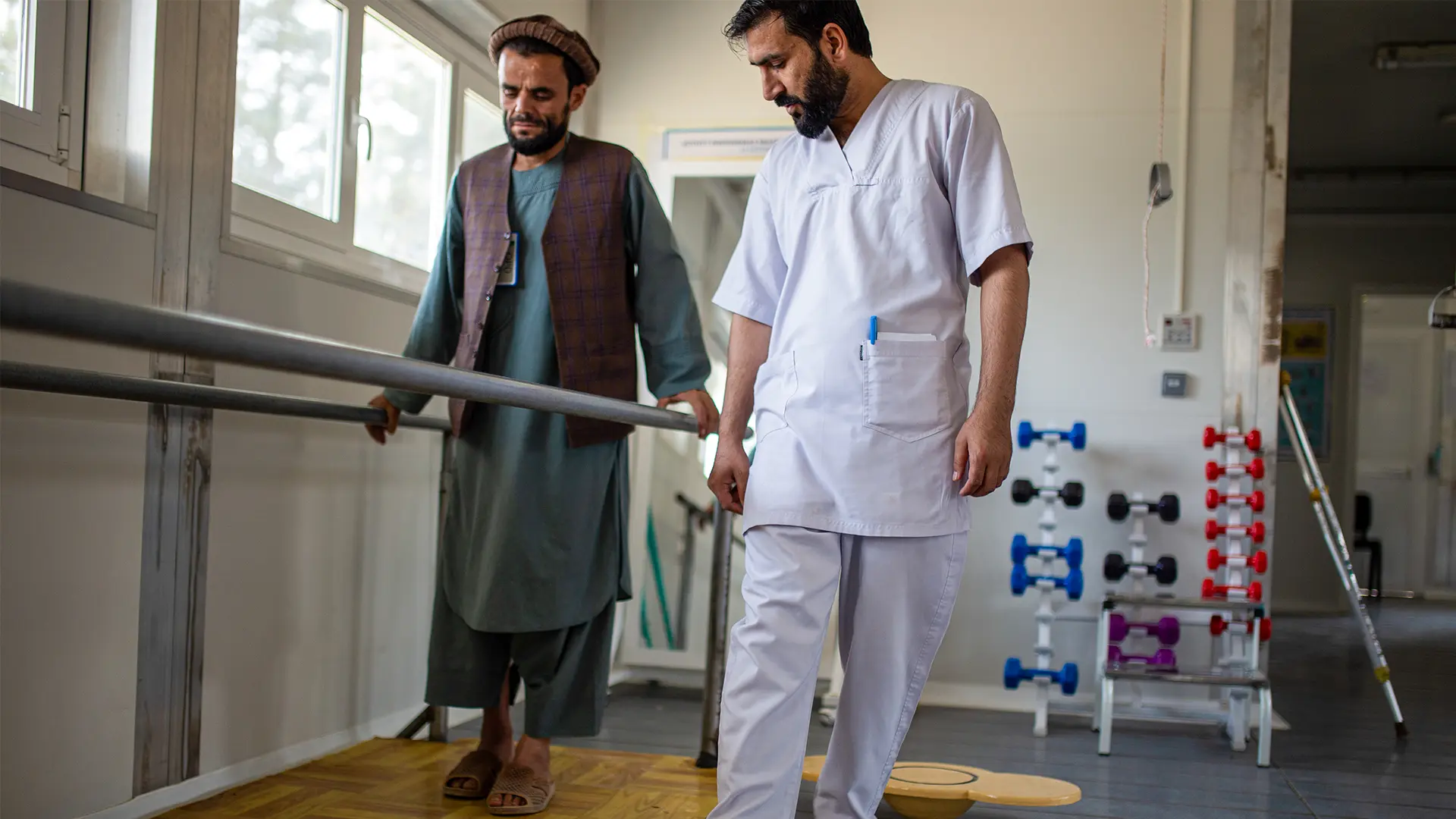 Faizullah es conductor de minibús de la provincia de Takhar. Resultó gravemente herido tras un accidente de tráfico nocturno. No pudo costear el tratamiento en su provincia y acudió al Centro de Traumatología de MSF en Kunduz para recibir tratamiento gratuito para su pierna izquierda lesionada.