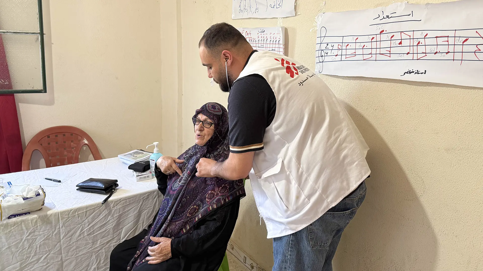 En Zawtar al-Sharqieh, la provincia de Nabatieh afectada por la guerra, miembros de la comunidad visitan la clínica móvil de MSF para recibir atención médica esencial y apoyo en salud mental.