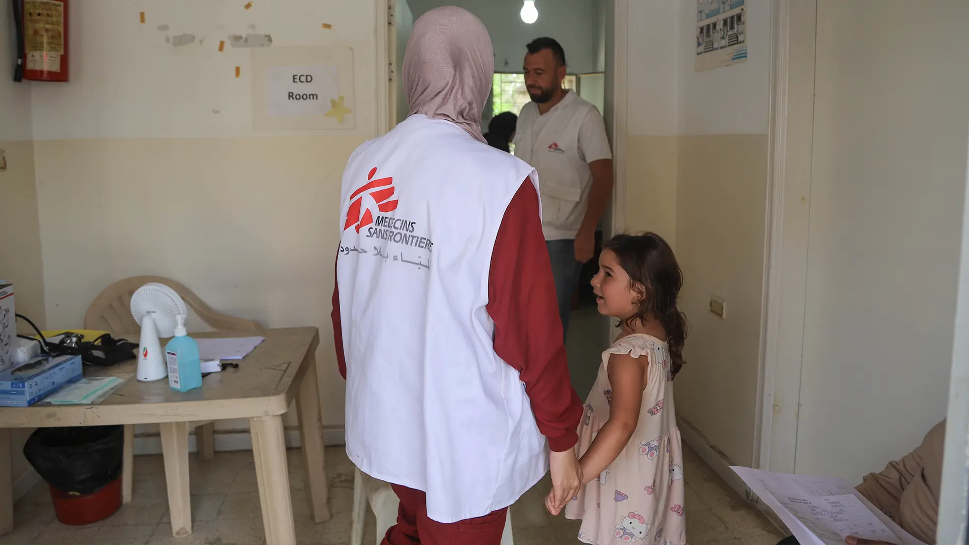 En Zawtar al-Sharqieh, la provincia de Nabatieh afectada por la guerra, miembros de la comunidad visitan la clínica móvil de MSF para recibir atención médica esencial y apoyo en salud mental. © Maryam Srour/MSF