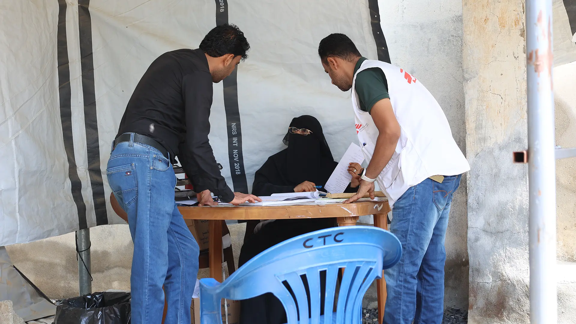 Nuestro equipo médico mantiene una conversación en la tienda de admisión del centro de tratamiento de diarrea, Hospital General de Abs, Gobernación de Hajjah, Yemen, agosto de 2025.