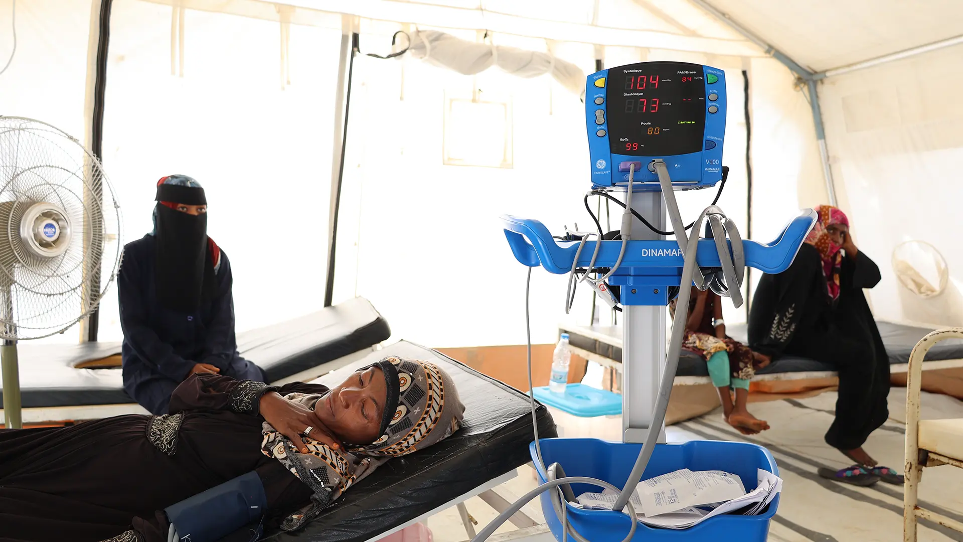 Una paciente ingresada en el centro de tratamiento de diarrea en la tienda de aislamiento para mujeres del Hospital General de Abs, provincia de Hajjah, Yemen.