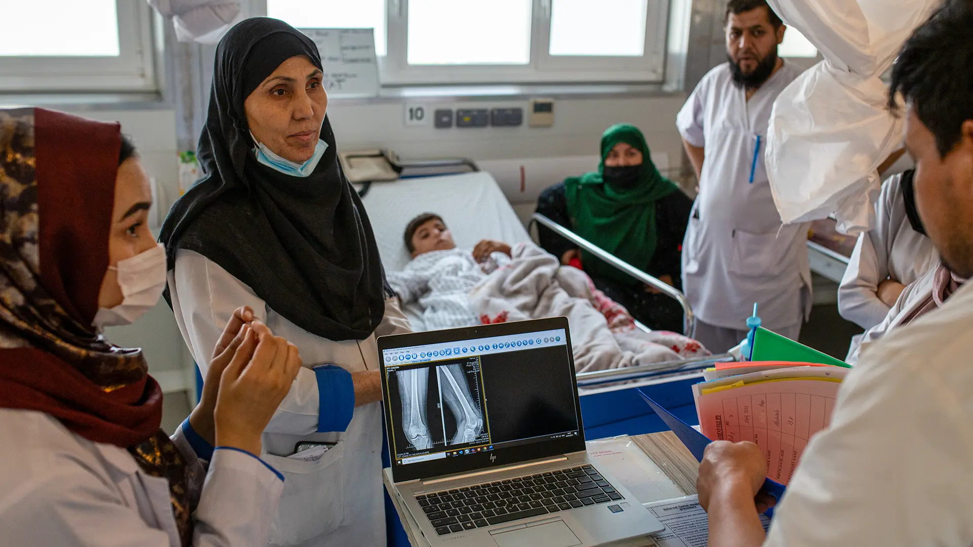 Cada mañana, el personal médico de MSF evalúa el estado de los pacientes en los departamentos de hospitalización.