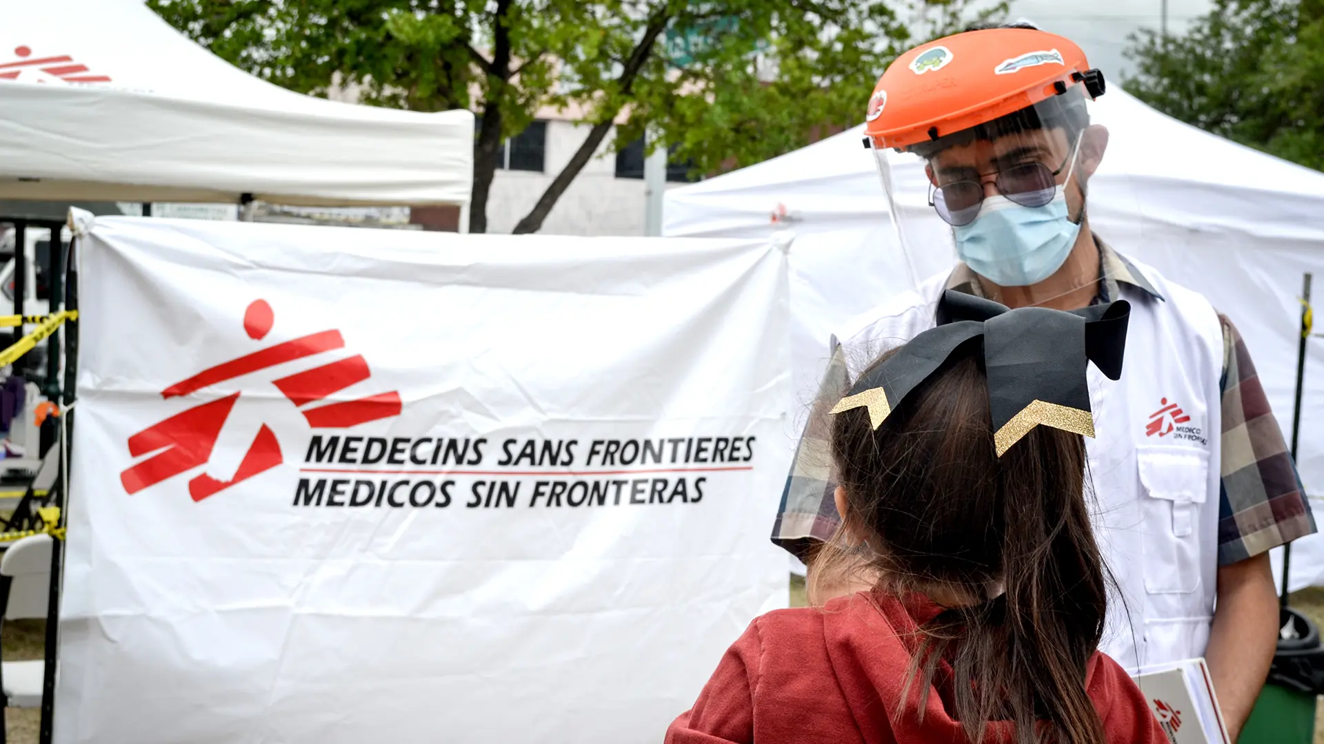 Nuestros equipos fueron testigos del aumento de personas migrantes deportadas a Reynosa, mismas que se instalaron en la plaza pública de Reynosa.