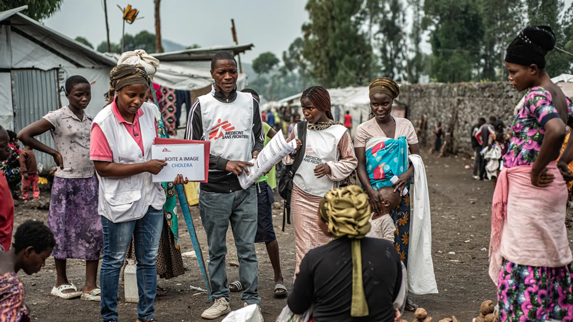 Equipos de promoción de la salud de MSF sensibilizando a la población sobre buenas prácticas de higiene para reducir el cólera en el centro para personas desplazadas de Kashaka.