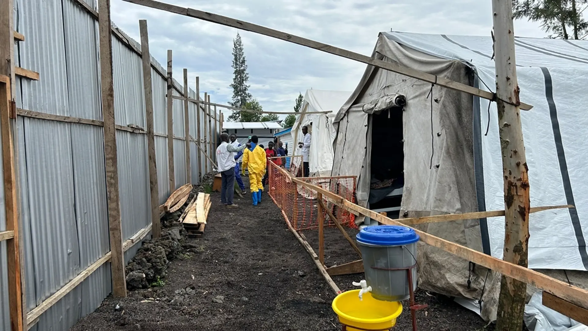 Una vista externa de una de las tiendas del centro de tratamiento de cólera de MSF en el centro de salud de Mugunga en Goma. Marzo 2025
