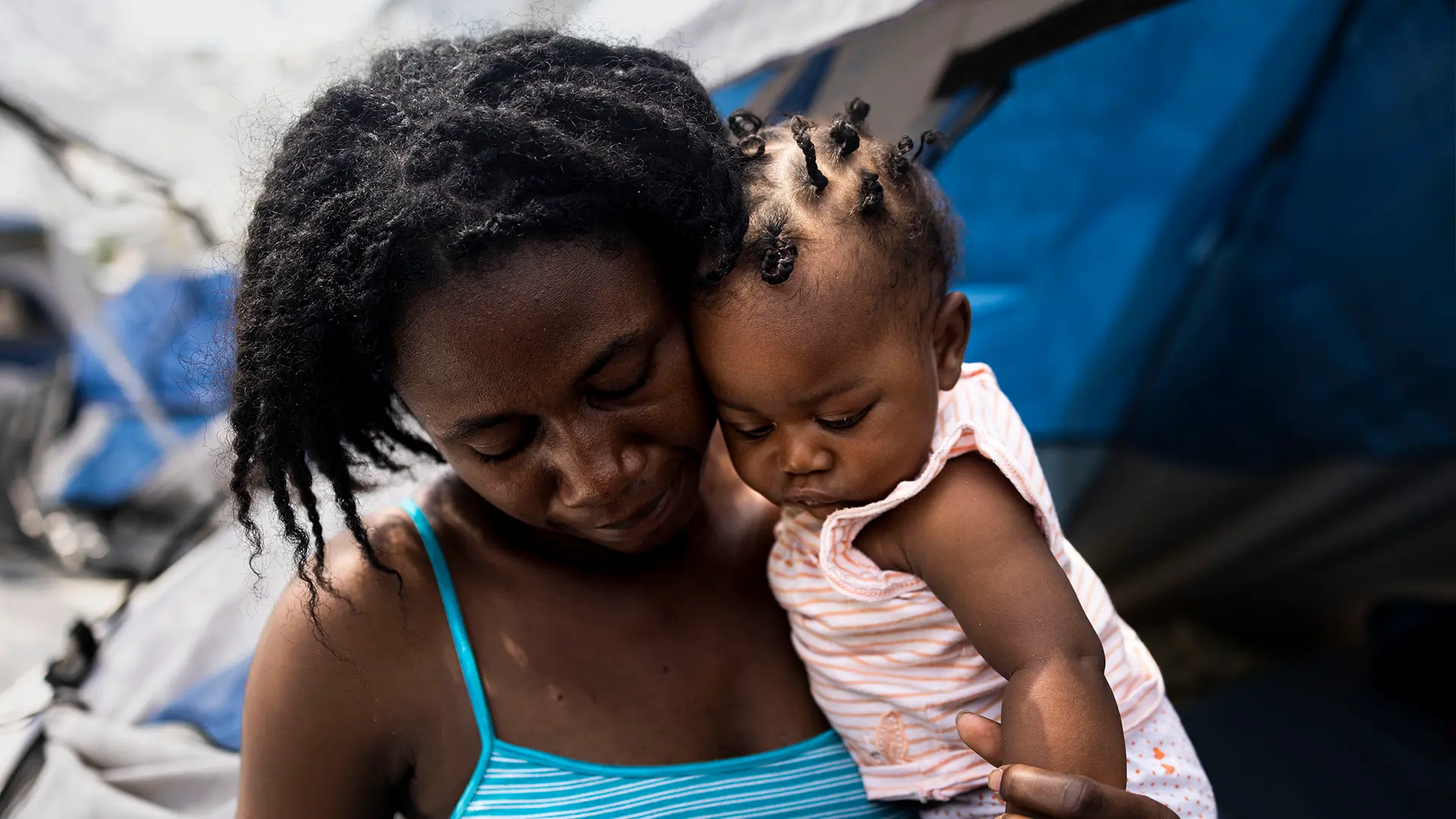 Dalila, de 29 años, y su hija de seis meses, Blandina, viven en el albergue para migrantes "Senda de Vida" en Reynosa, México. Dalila salió de Haití en 2017 y pasó más de cuatro años en Chile hasta que ella y su esposo decidieron buscar seguridad y dignidad en Estados Unidos.