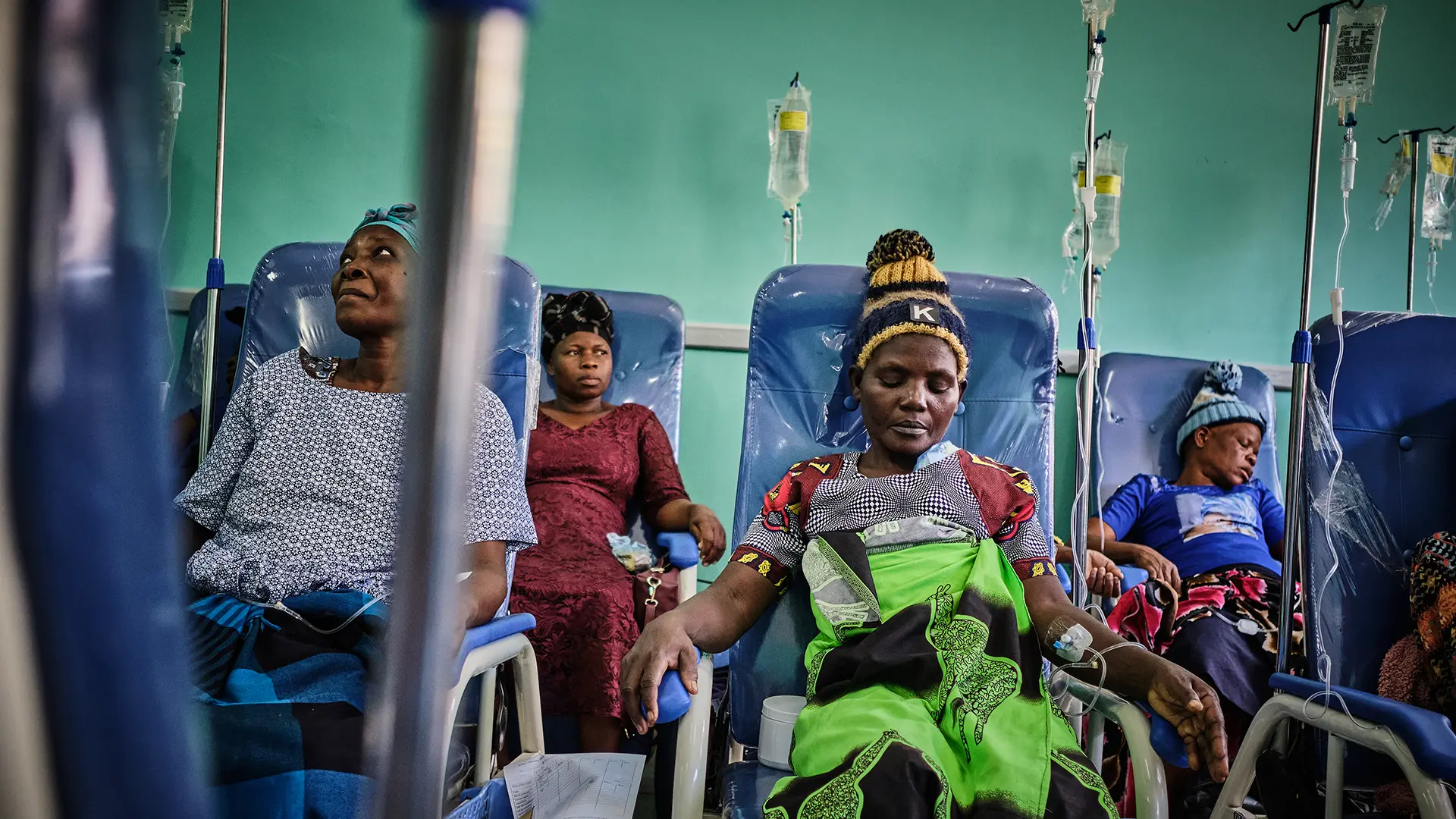 Aliyanesa Nkunye durante una sesión de quimioterapia en el Hospital Central Queen's Elizabeth.