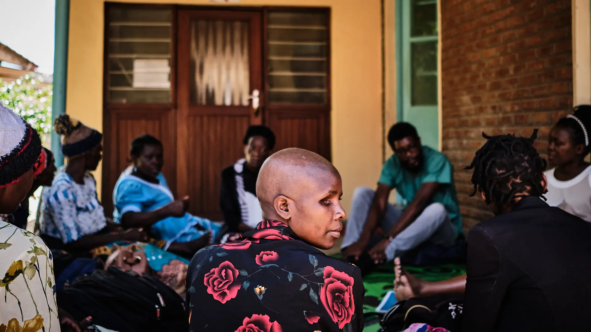 Una mujer participa en sesiones grupales de apoyo para pacientes con cáncer de cuello uterino organizadas por MSF en el Hospital Central Queen's Elizabeth en Blantyre, Malawi.