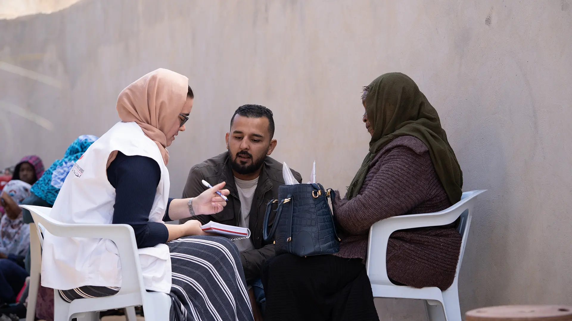 Carolina, responsable de actividades de protección, está conversando con un paciente en uno de los centros donde MSF trabaja en la ciudad de Zuwara, Libia.