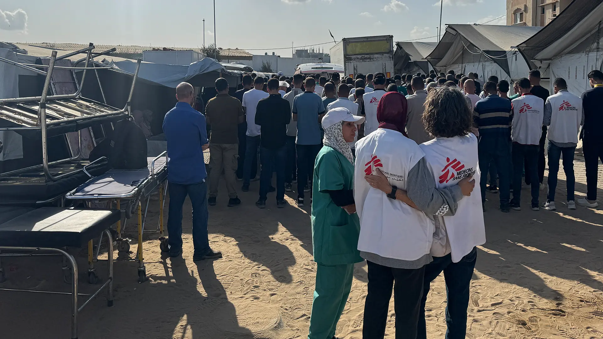 Concentración de personas frente al hospital Nasser mientras trasladan los restos mortales de Abed El Hameed Qaradaya a la ambulancia que lo llevará al cementerio para su funeral.