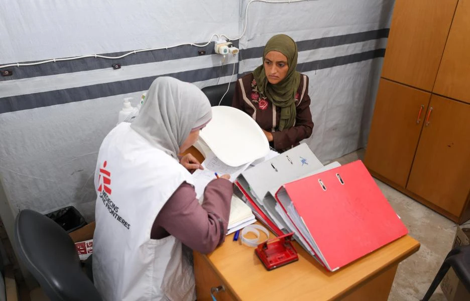 Nour, embarazada de siete meses que padece desnutrición, en el centro de salud de Attar, en Jan Yunis.