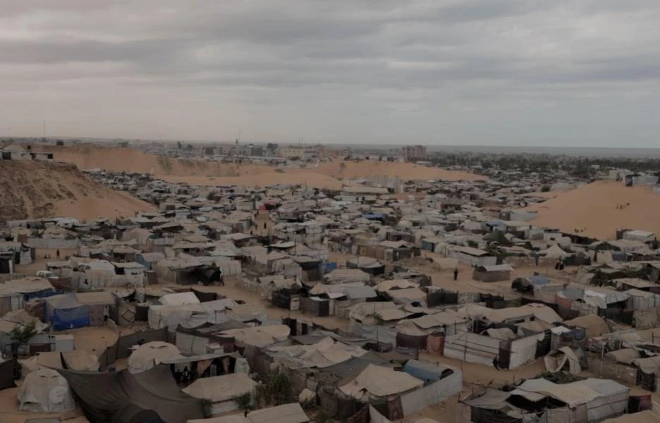 Miles de tiendas de campaña en Al Mawasi, Jan Yunis, donde familias desplazadas viven en condiciones de hacinamiento, sin lo más básico para sobrevivir.