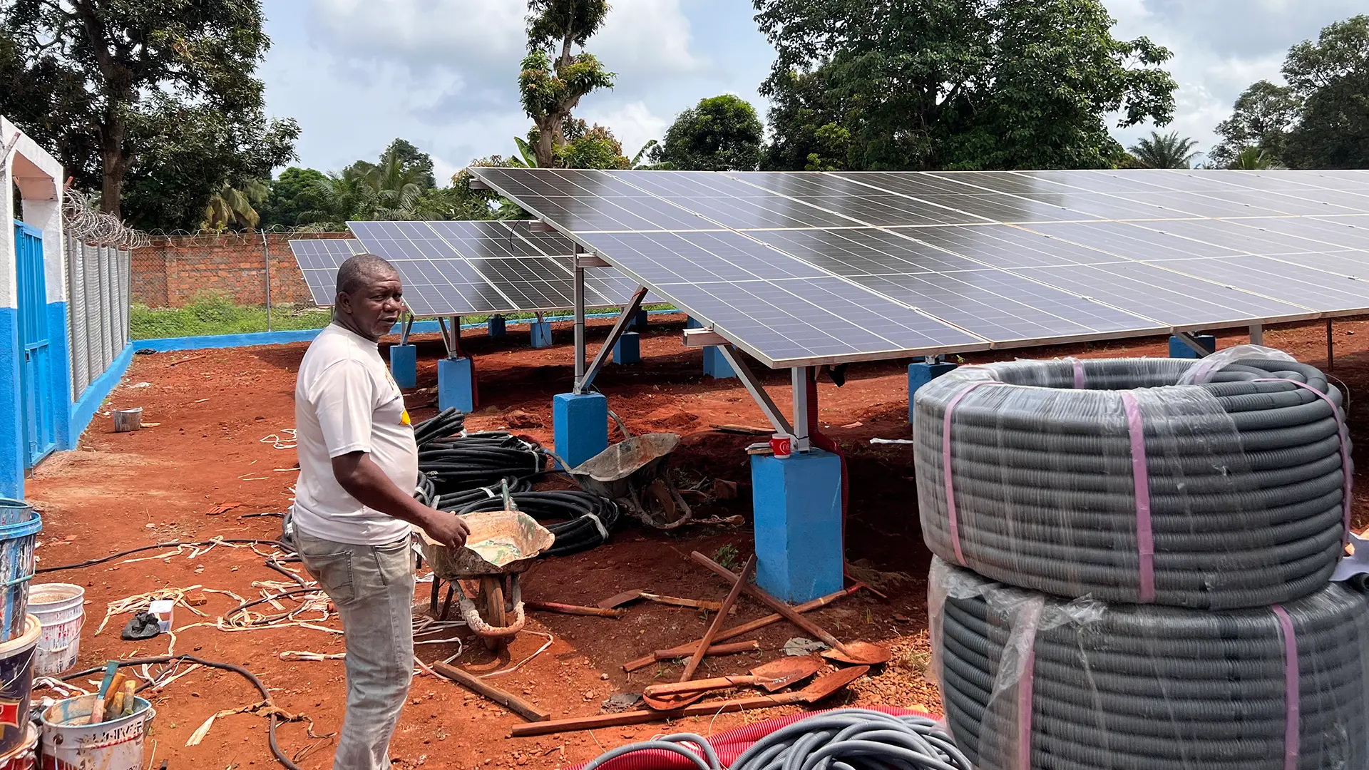 Vista de los paneles solares instalados por MSF en el hospital regional de Bangassou. La instalación de paneles solares ya cubre casi la mitad de las necesidades energéticas del hospital.