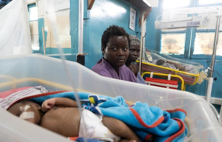 En la sala de neonatos del Hospital General de Referencia de Masisi, una madre vigila con ansiedad a su recién nacido enfermo. La desnutrición, en parte consecuencia del conflicto armado, repercute negativamente en las tasas de mortalidad materna y neonatal.