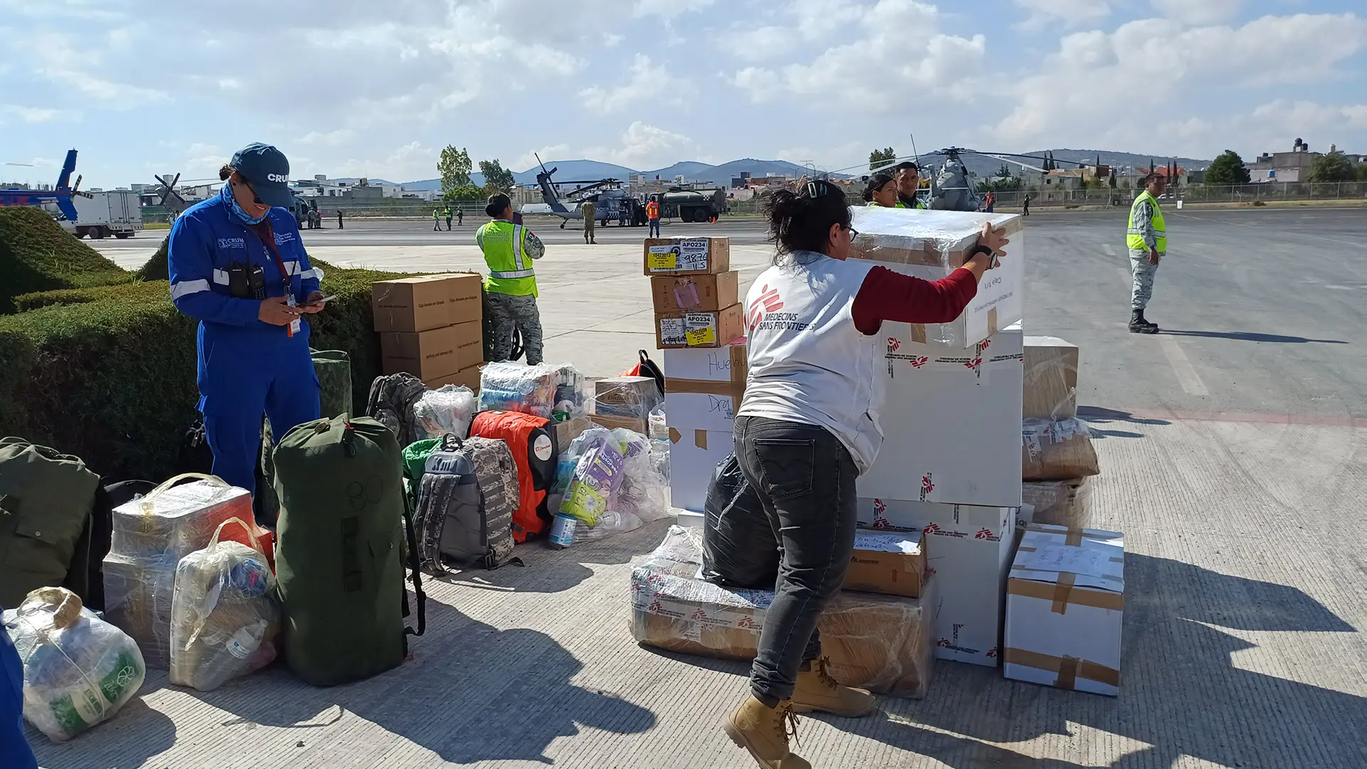 El personal de MSF prepara suministros médicos y humanitarios para su transporte aéreo a comunidades aisladas por las inundaciones.