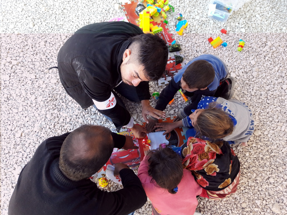 Un equipo de MSF construyen en cuestión de minutos una clínica móvil en las afueras del INM.