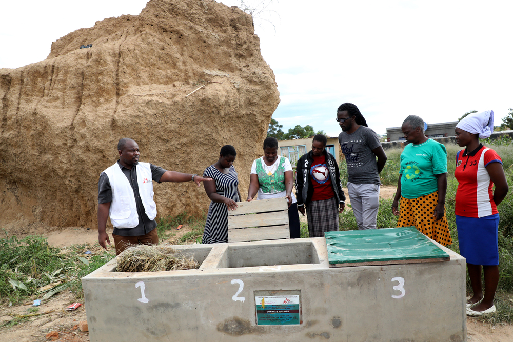 Integrante de MSF reciclando en Harare Zimbabue