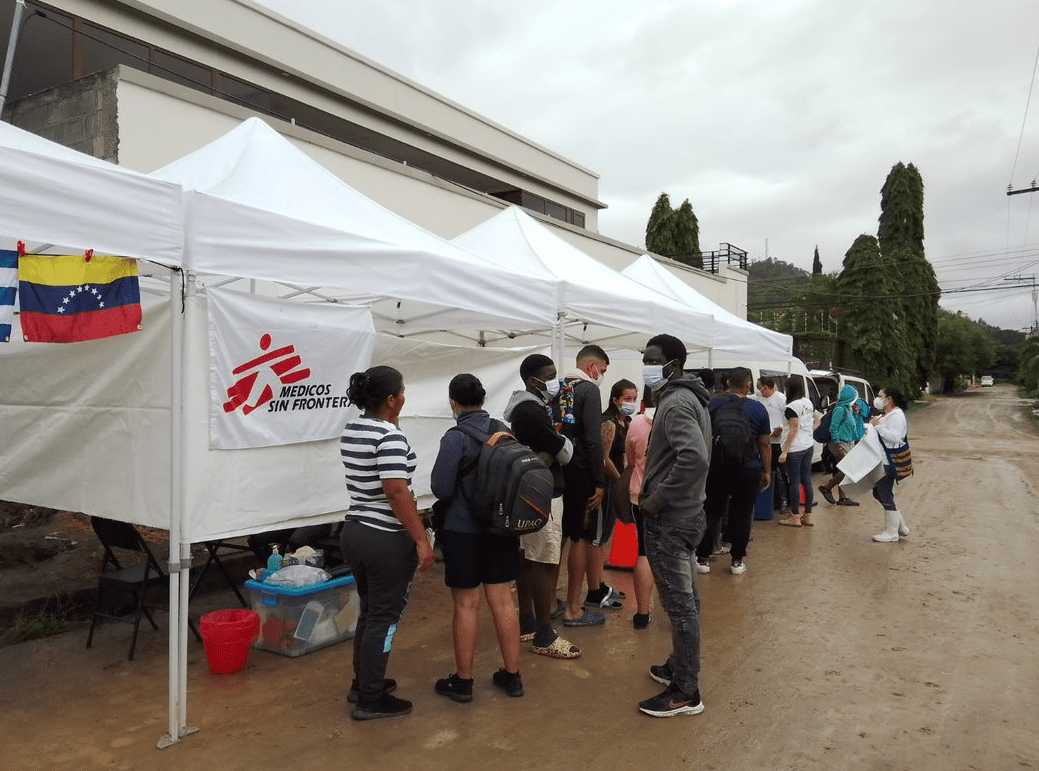 cientos de personas se agrupan a las afueras de la sede del INM en Danlí, oriente de Honduras