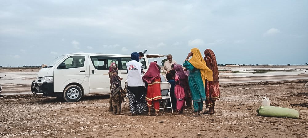 El equipo de MSF realiza una evaluación en una zona afectada por las inundaciones en Pakistán