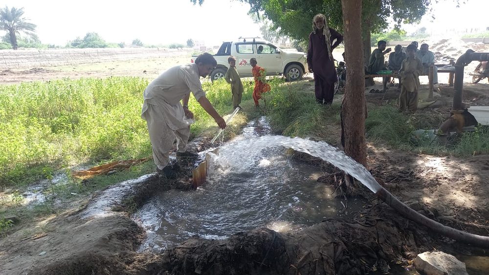 Los equipos de agua y saneamiento de MSF toman muestras de agua durante las evaluaciones para comprobar la calidad del agua que se suministra en los campos de la colonia Labour, en Sukkur.