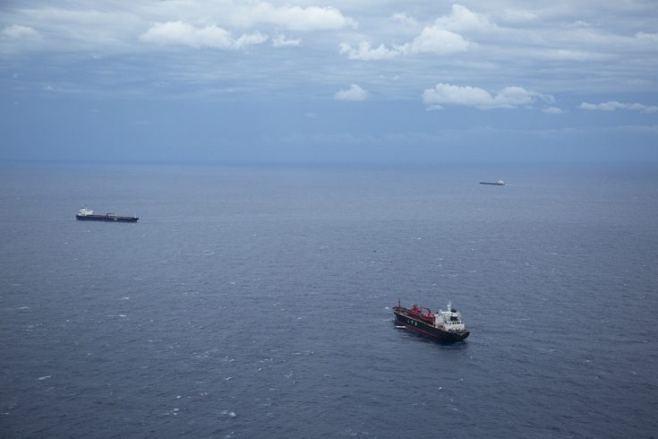 Una vista desde el avión de Sea-Watch, el Seabird, de un barco en peligro y buques mercantes cercanos