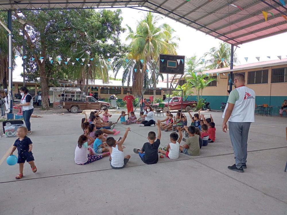El equipo de promoción de la salud de MSF trabaja en diferentes actividades recreativas con menores para aliviar los impactos negativos que les puede causar la situación.