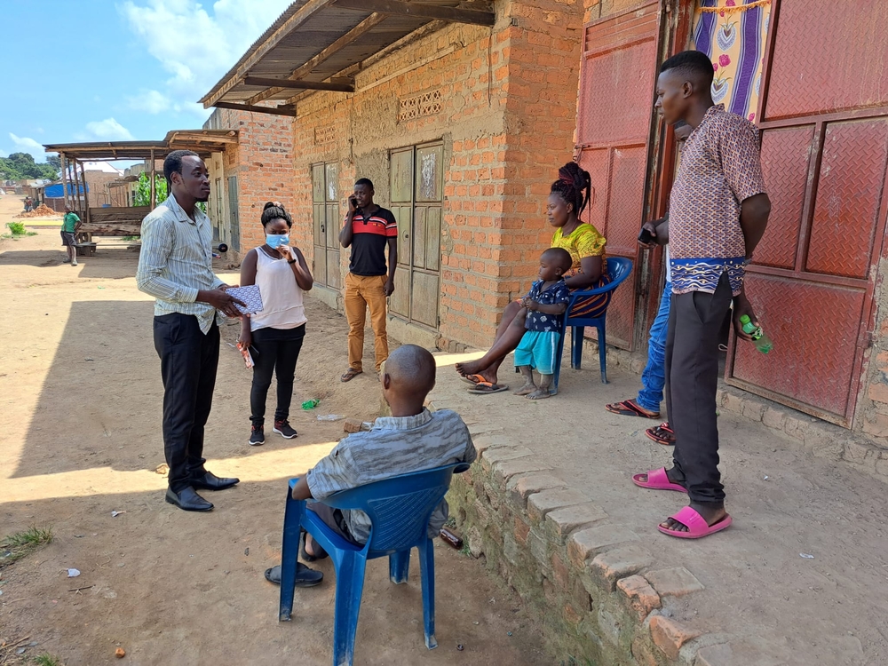 Los promotores de salud de MSF, hablan de las medidas de prevención y control de la infección por Ébola en Uganda