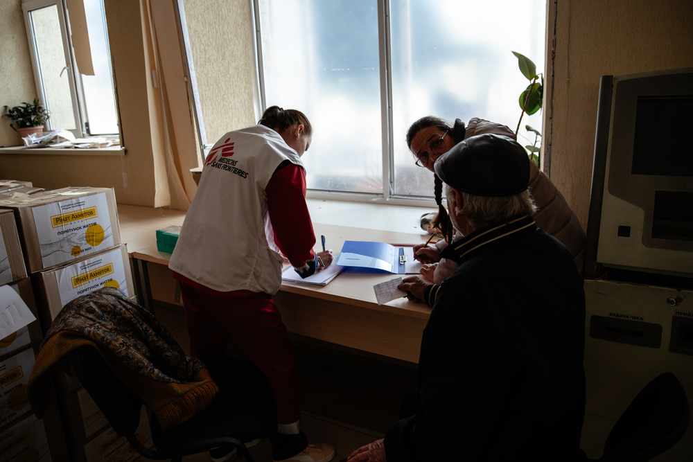 El equipo médico de MSF entregan medicamentos gratuitos a los habitantes de Lyman, en el oblast (región) de Donetsk, Ucrania