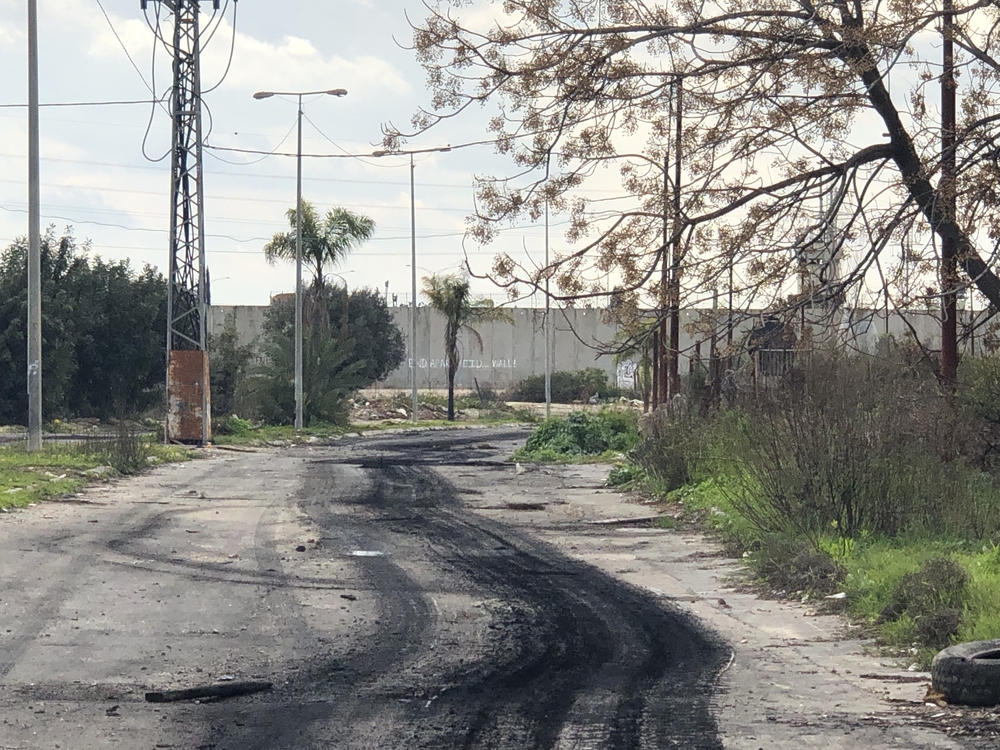 La barrera israelí y una calle desértica en Tubas, Cisjordania