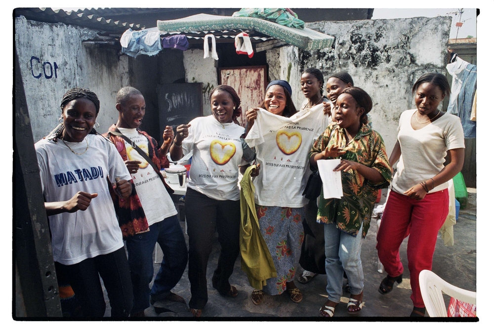 Un equipo de 18 educadoras de pares visitan varios lugares para sensibilizar a las trabajadoras del sexo sobre los riesgos de transmitir el VIH.